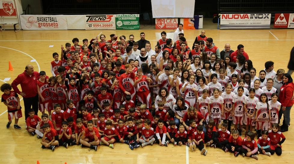 Grandi e piccoli in passerella al galà della famiglia Gea Basket