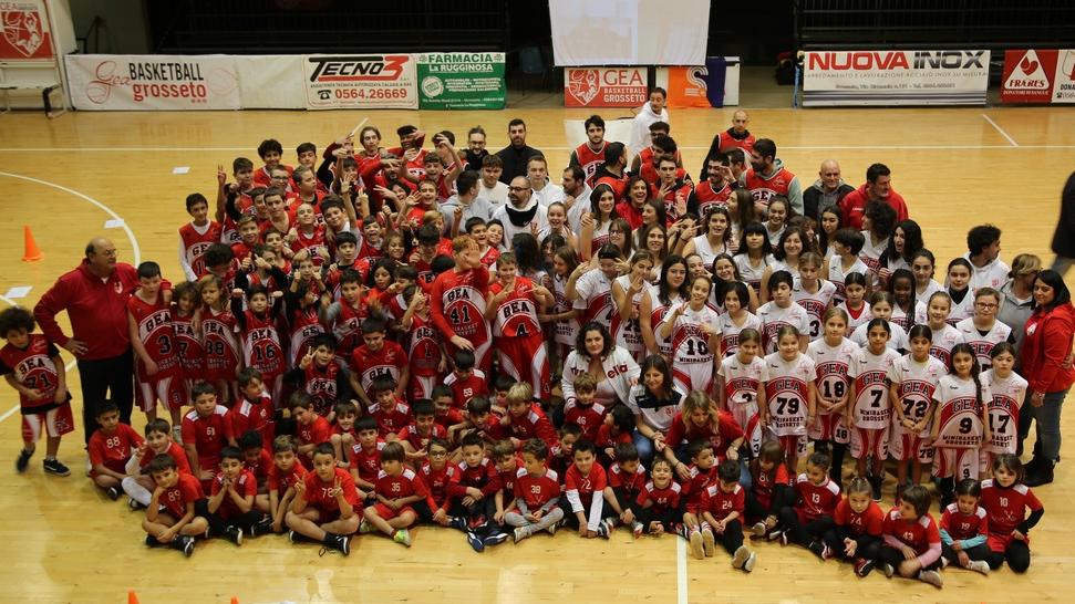 Grandi e piccoli in passerella al galà della famiglia Gea Basket