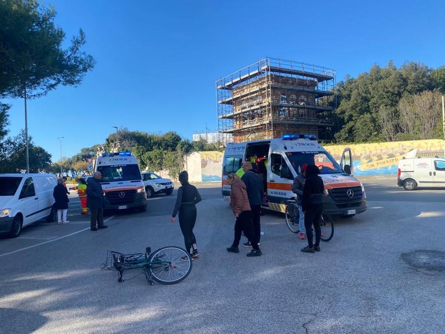 
	L'incidente alla rotatoria con viale Italia (foto Ianda/Silvi)


