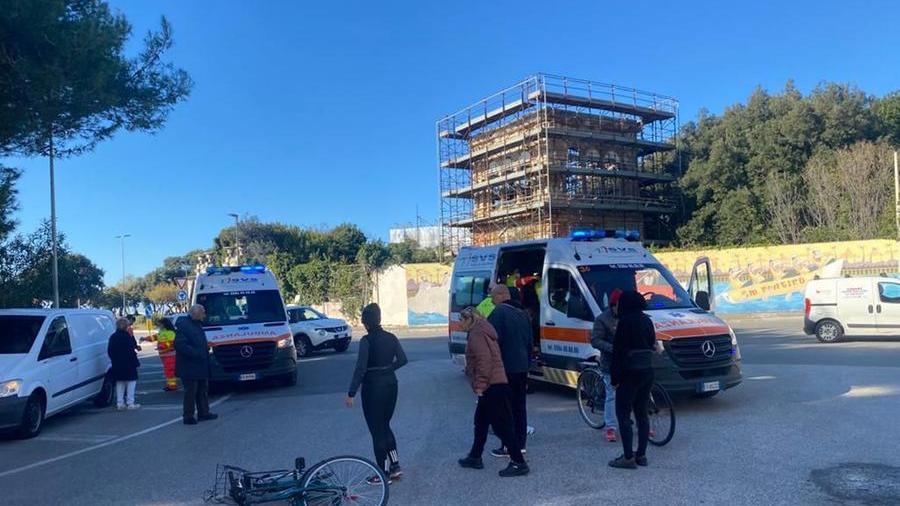 L'incidente alla rotatoria con viale Italia (foto Ianda/Silvi)