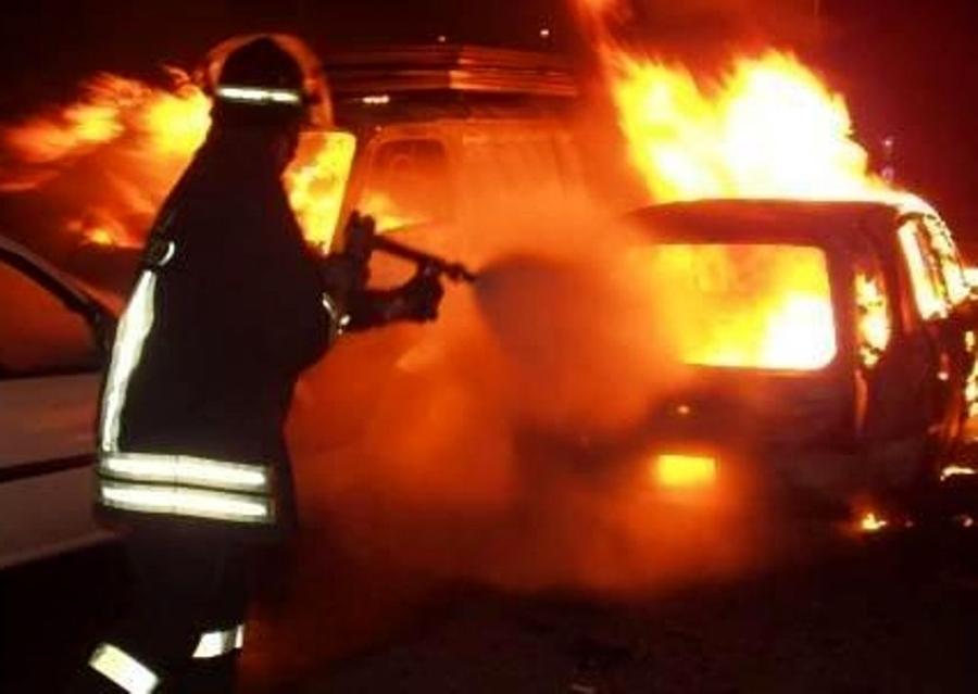 Parcheggia e l’auto prende fuoco