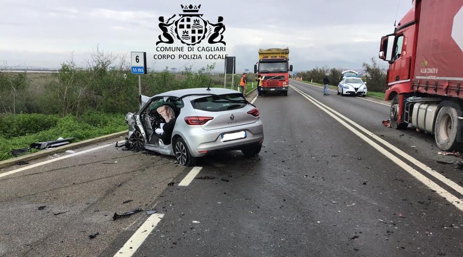 Scontro frontale auto-camion sulla statale 195: grave un 52enne di Capoterra, strada chiusa al traffico per alcune ore