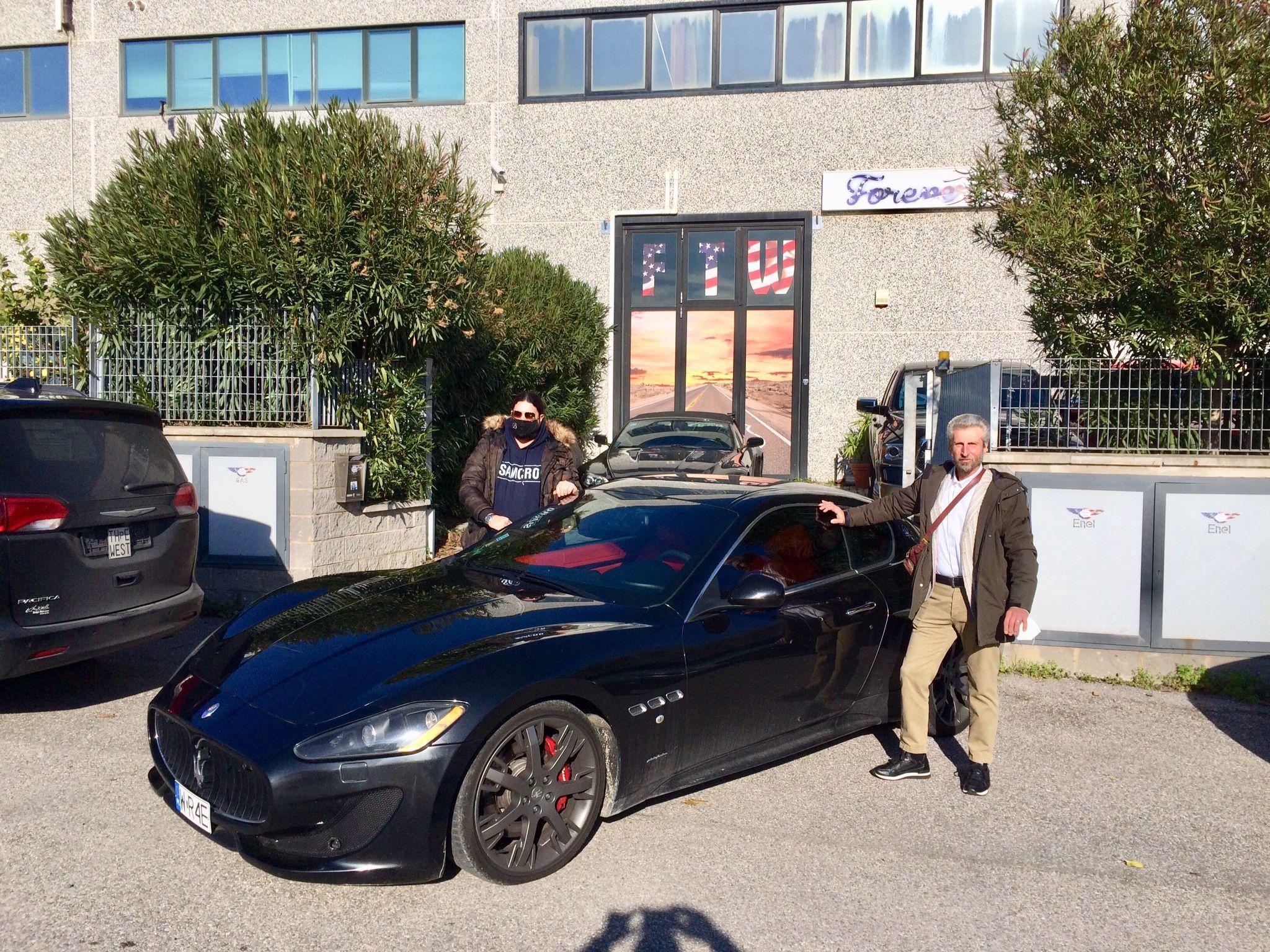 Dario D'Erasmo, a sinistra, con il suo avvocato Luciano Lorusso (a destra) fuori dall'autosalone di Rosignano