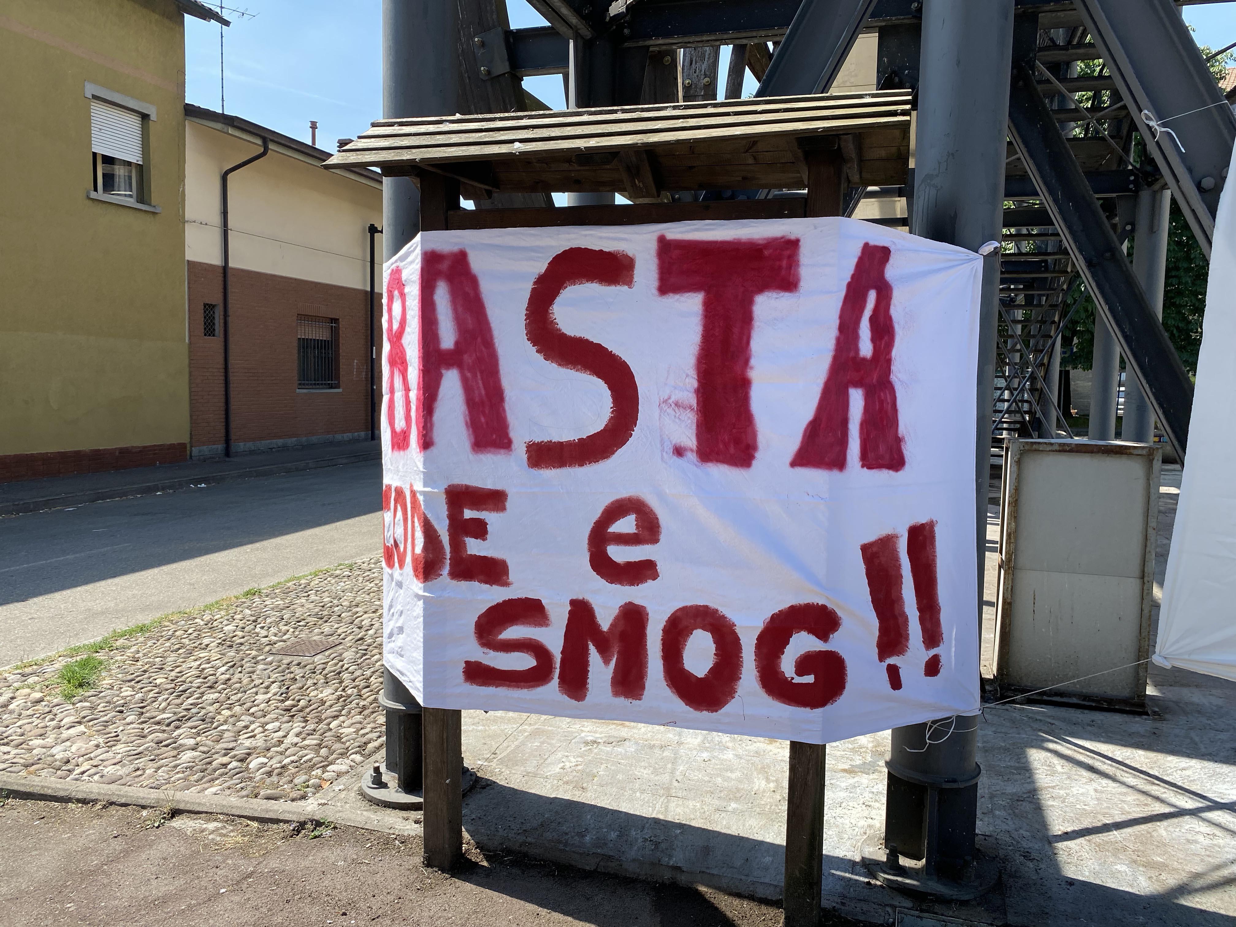 Una protesta in piazza Prampolini per accelerare sulla via Emilia bis