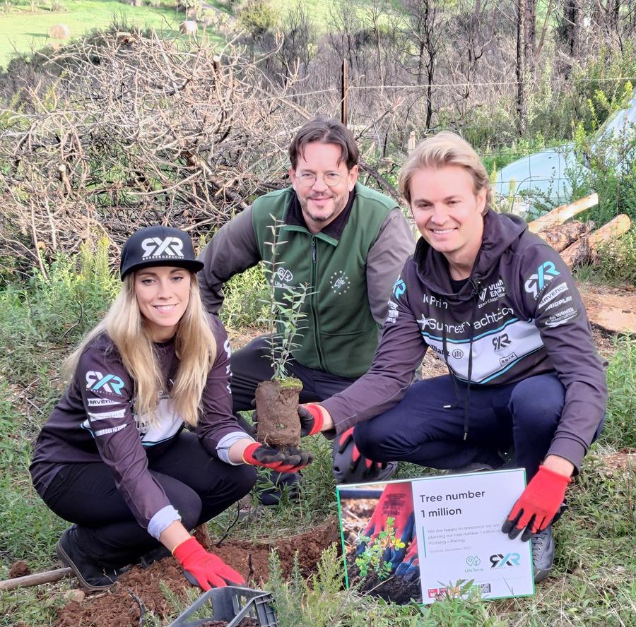 
	Mikaela Ahlin-Kottulinksy con Sven Kallen e Nico&nbsp;Rosberg a Sennariolo per avviare la piantumazione degli alberi<em> (foto Paolo Camedda)</em>

