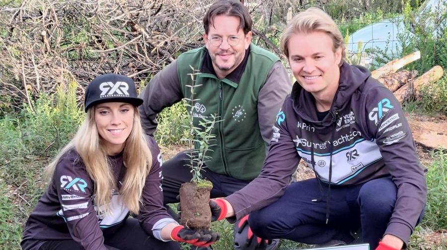 
	Mikaela Ahlin-Kottulinksy con Sven Kallen e Nico&nbsp;Rosberg a Sennariolo per avviare la piantumazione degli alberi<em> (foto Paolo Camedda)</em>

