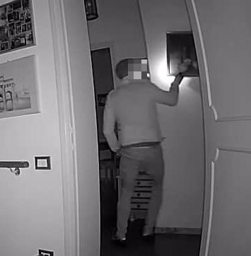 Entra in una casa per rubare: immortalato dalle telecamere