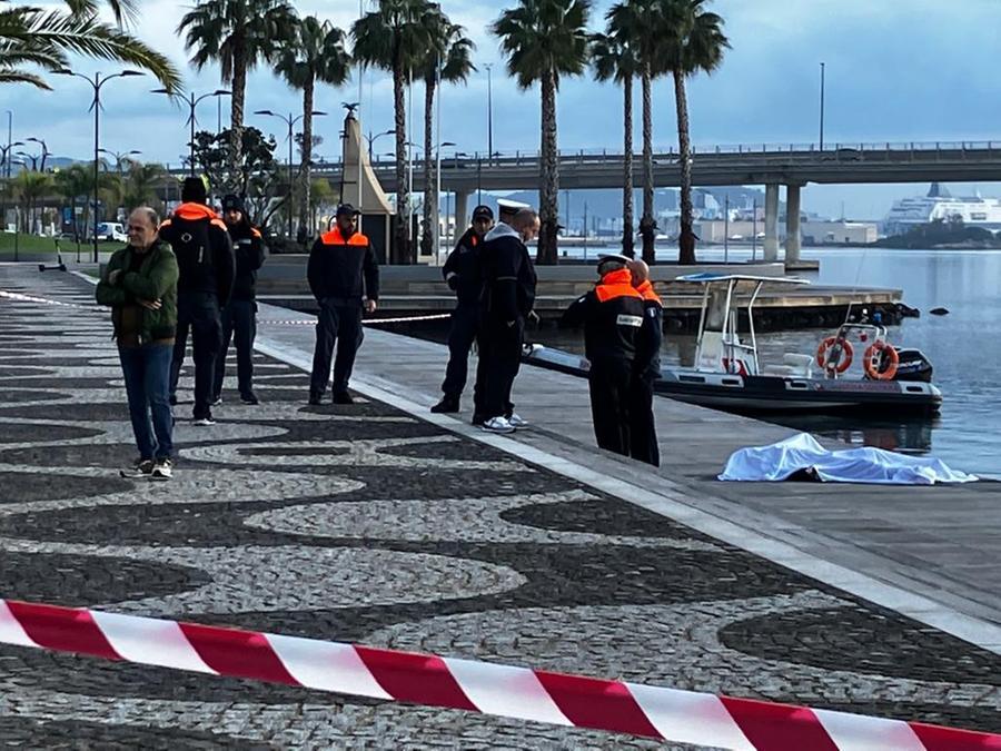 
	Il corpo ritrovato davanti al lungomare <em>(foto Vanna Sanna)</em>

