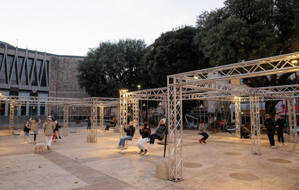 Altalene e campane in piazza a Montecatini: in coda per provare l’installazione