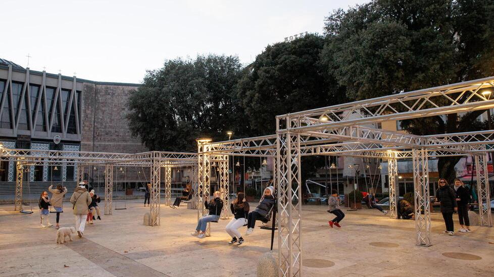 Altalene e campane in piazza a Montecatini: in coda per provare l’installazione