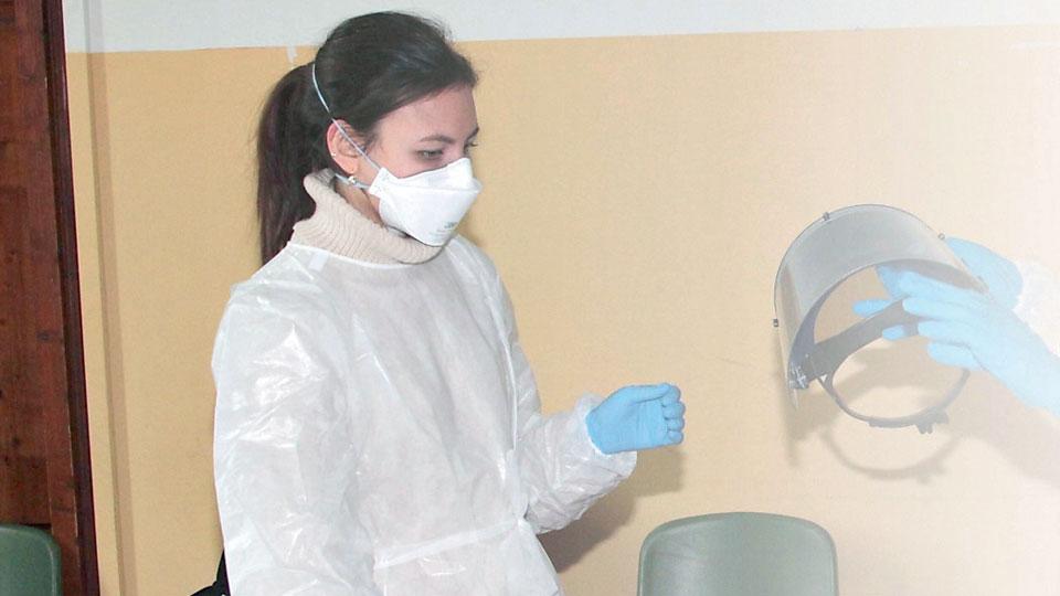 Scuola, in Versilia aumentano i casi Covid. Gli istituti: usate la mascherina