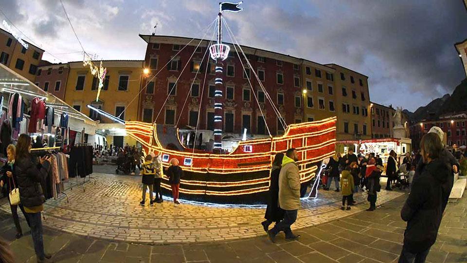 Luminarie, i commercianti danno i voti: «Il centro è bello ma Avenza è triste»