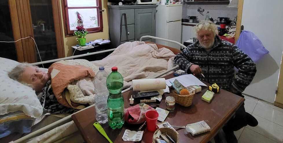 Rosignano, colpita da ictus a 65 anni vive in un bungalow: «Non possiamo più vivere in queste condizioni»