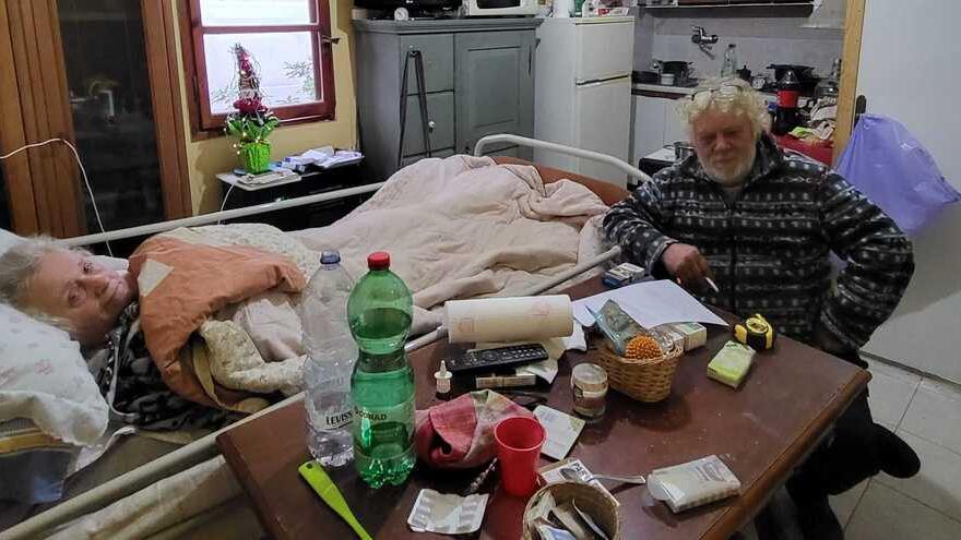 Rosignano, colpita da ictus a 65 anni vive in un bungalow: «Non possiamo più vivere in queste condizioni»