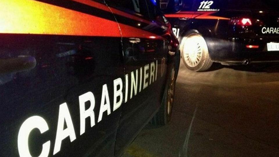 Ponsacco, minacciato in casa col coltello da tre uomini: la chiamata ai carabinieri e la fuga nei campi