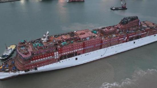 Cambiano i collegamenti tra Olbia e Livorno: varato in Cina il nuovo enorme traghetto Moby Legacy 