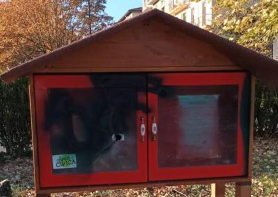 Vandalizzata la casetta dei libri, il sindaco condanna: «Un gesto barbaro e assurdo»