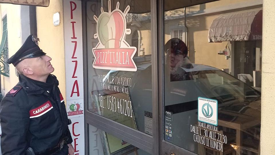 Tentano di rubare in una pizzeria ma i vicini del locale li fanno arrestare