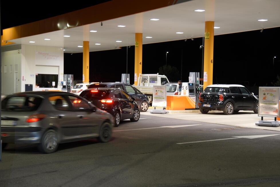 Dal 1° dicembre fare il pieno costa di più. Benzina e diesel, i nuovi prezzi