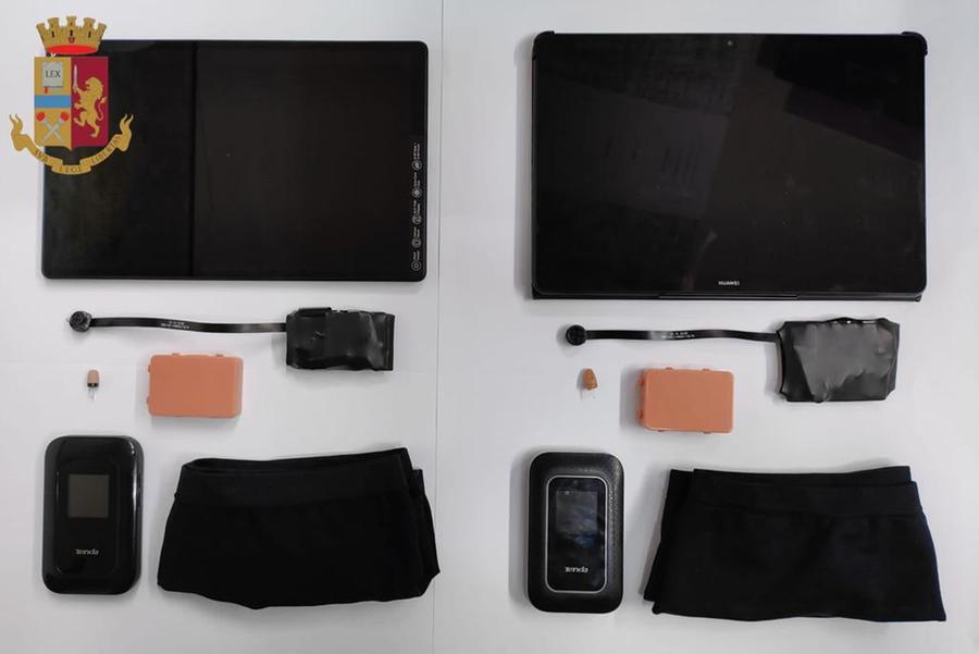 Auricolari e microcamere: così venivano truccati gli esami di guida