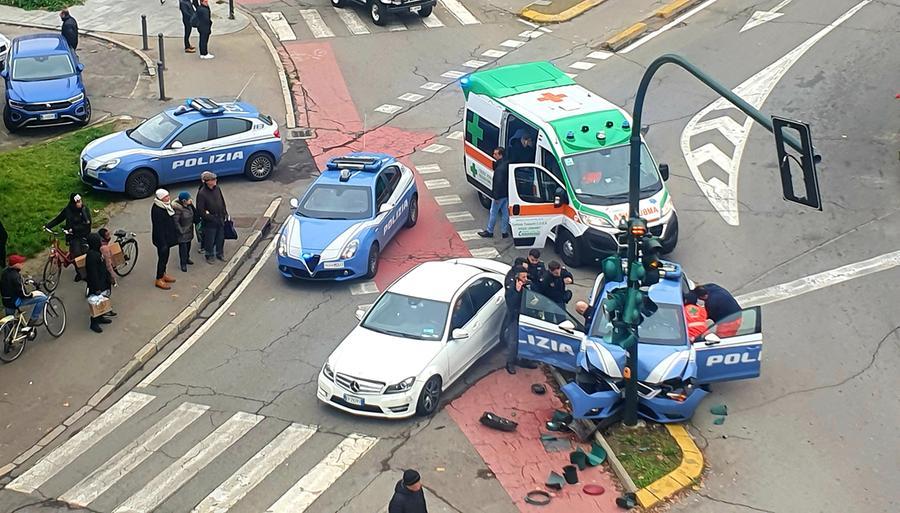 Volante a sirene spiegate tampona un Mercedes e si schianta contro un semaforo che ferisce un passante