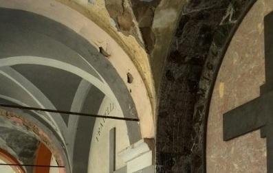 Si stacca l’intonaco nelle gallerie 
