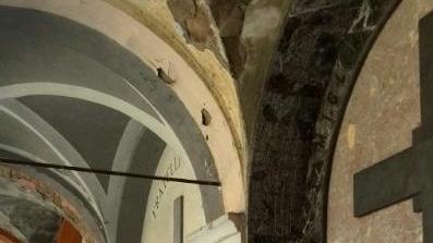 Si stacca l’intonaco nelle gallerie