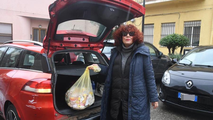 
	Fiorella Ferruzzi con i rifiuti davanti al municipio

