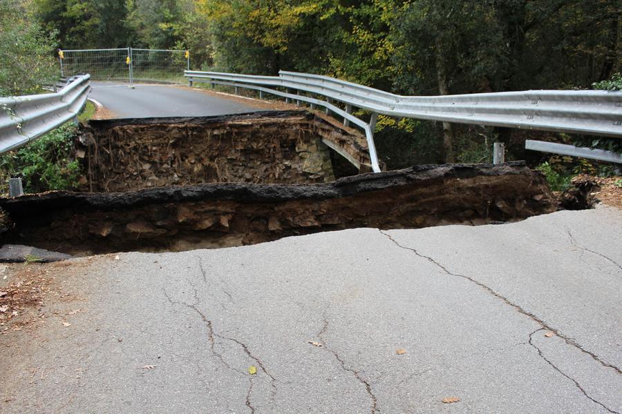 Crollo ponte a Monteverdi, tre mesi per demolirlo poi servirà un anno per sistemarlo