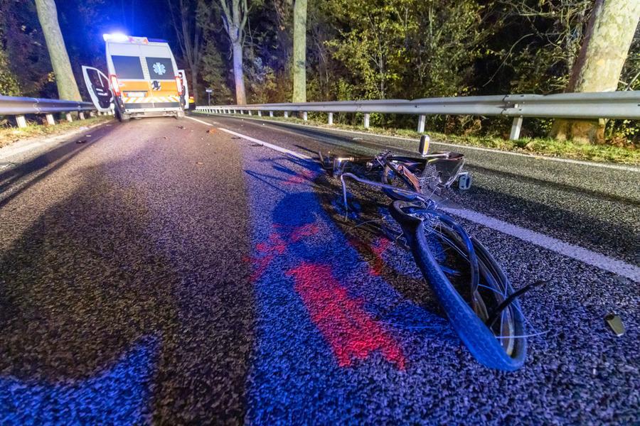 Ferrara, ha investito i due ragazzi in bici. Automobilista indagato per omicidio stradale: ora autopsia e perizia