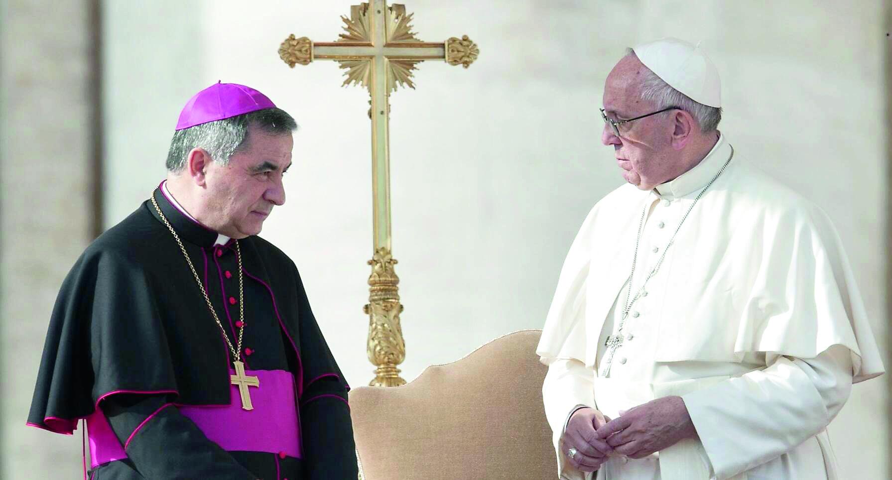 Monsignor Becciu con Papa Francesco