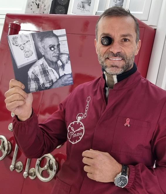 Manuel Pinna mostra con orgoglio uno scatto del padre Gianni (foto Massimo Locci)