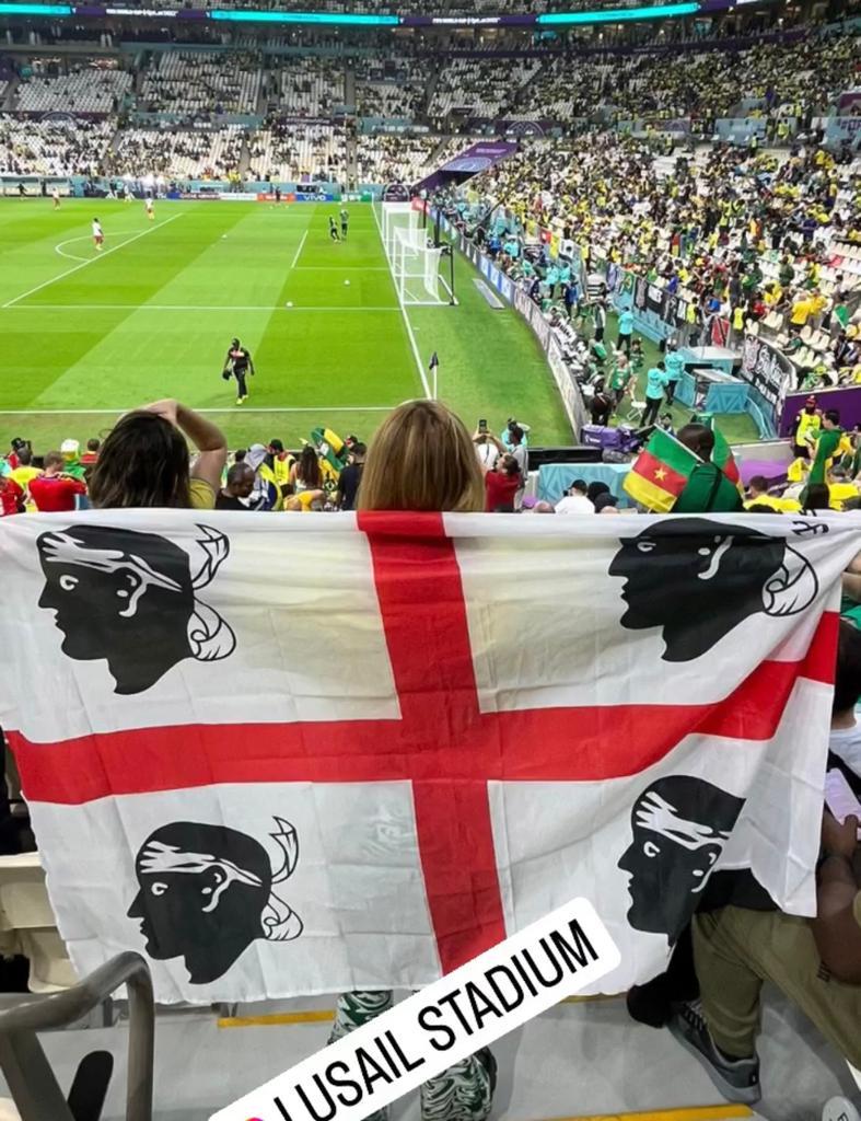 
	Una tifosa al Lusail Iconic Stadium in Qatar con la bandiera Quattro Mori

