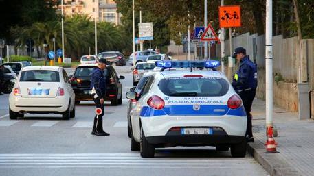
	Una pattuglia della polizia locale a Sassari

