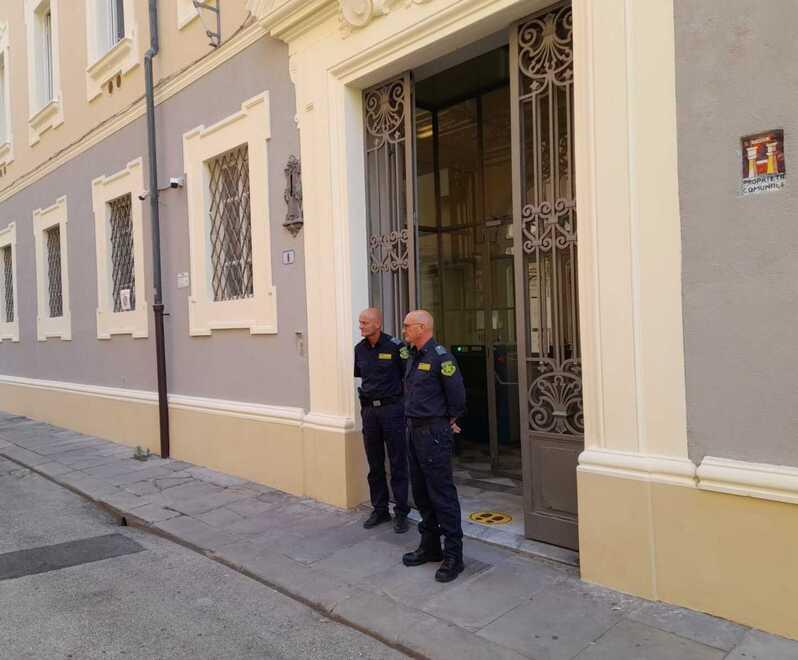 Due guardie giurate dei Rangers all’ingresso del tribunale di Livorno