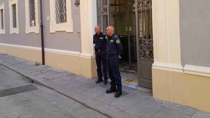 Due guardie giurate dei Rangers all’ingresso del tribunale di Livorno