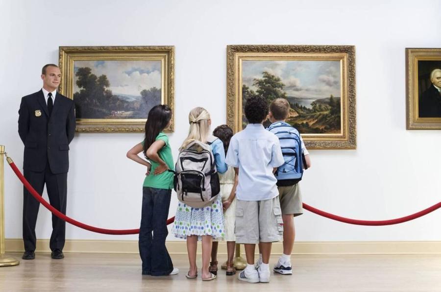 
	Un custode guarda un gruppo di bambini in un museo (foto d'archivio)

