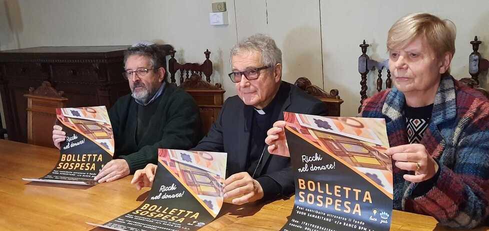 Il vescovo lancia la bolletta sospesa: «Sette famiglie a settimana ci chiedono aiuto per i soldi»