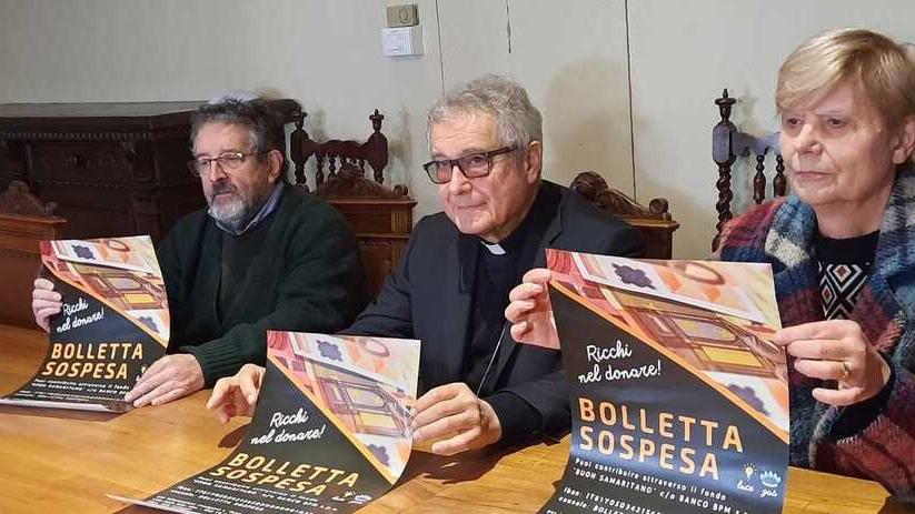 Il vescovo lancia la bolletta sospesa: «Sette famiglie a settimana ci chiedono aiuto per i soldi»