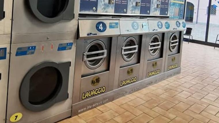 Una lavanderia automatica (foto d’archivio)
