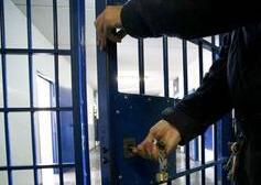 Ferrara, arrestata per corruzione e falsi: ex medico Asl in silenzio dal giudice