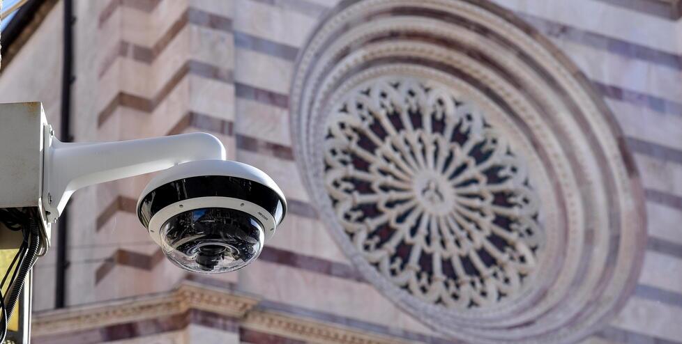 Una delle videocamere installate nel centro del capoluogo maremmano (foto Agenzia Bf)