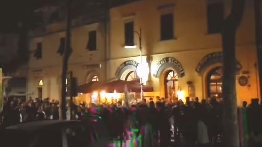 I clienti fanno troppo rumore, il locale taglia le presenze: «Serviremo solo 50 persone invece di 300»