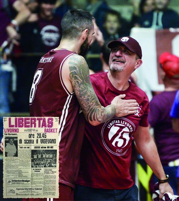 Il presidente Roberto Consigli con Tommaso Fantoni e a sinistra il giornalino della Libertas del 1981 per il debutto in A2 contro Vigevano (Silvi Masini)
