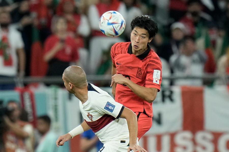 
	l sud coreano Cho Gue-Sung in azione contro il portoghese Pepe nella gara giocata tra le due nazionali ai Mondiali in Qatar

