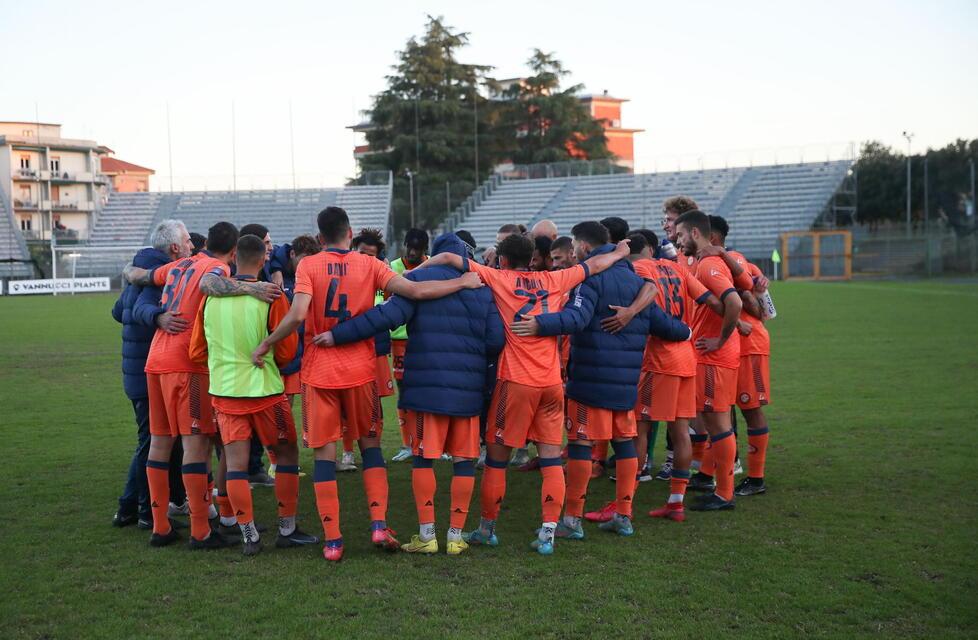 I giocatori si abbracciano in campo (foto Nucci)