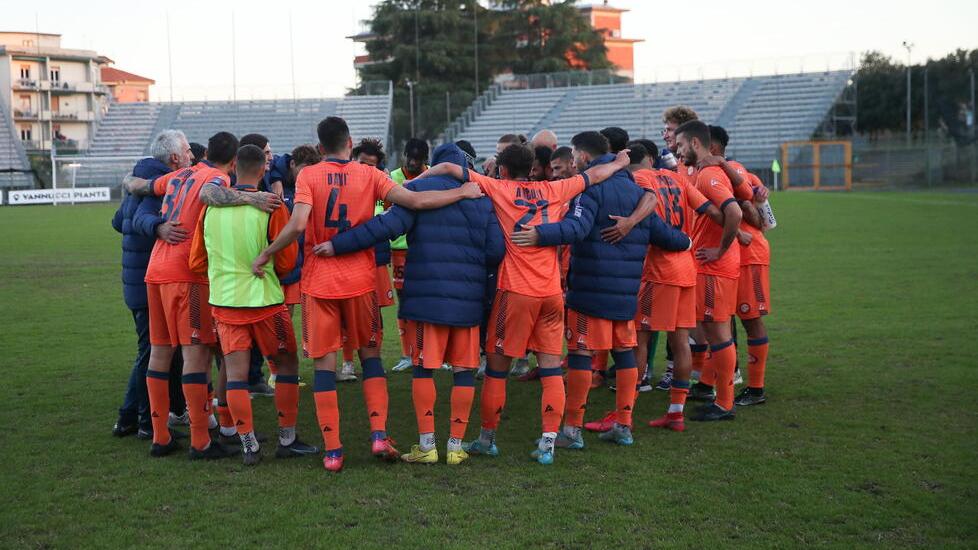I giocatori si abbracciano in campo (foto Nucci)