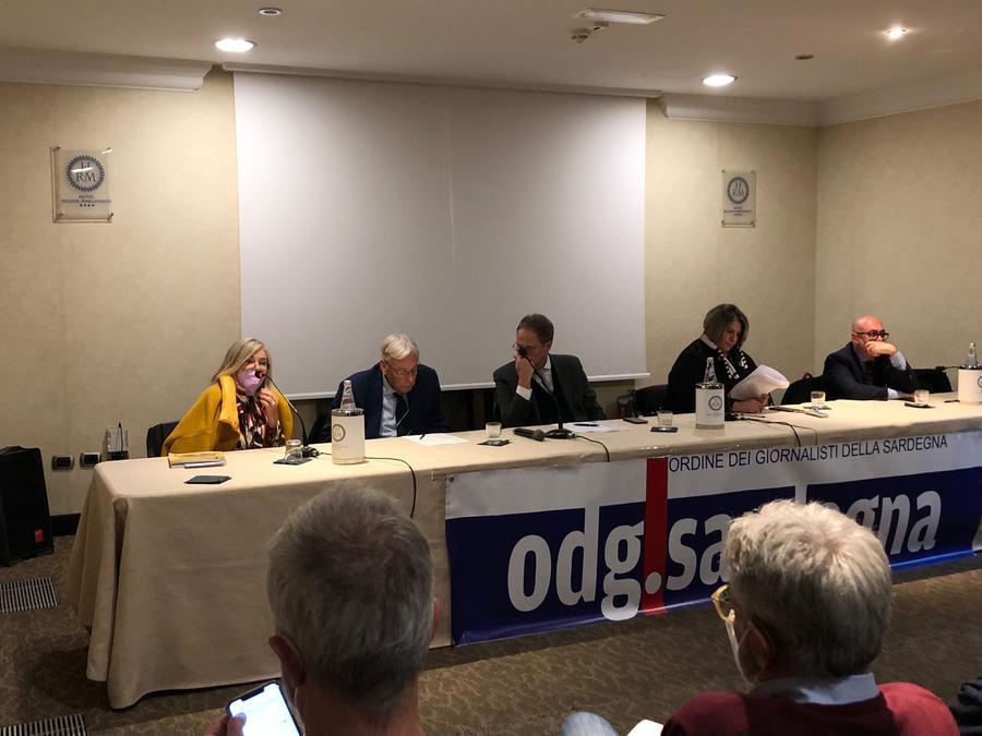 
	Da sinistra Susi Ronchi, fondatrice Giulia giornaliste Sardegna, Francesco Birocchi, presidente Ordine della Sardegna, Carlo Bartoli, presidente Ordine nazionale, Simonetta Selloni, neo presidente Associazione della stampa sarda, Celestino Tabasso ex presidente

