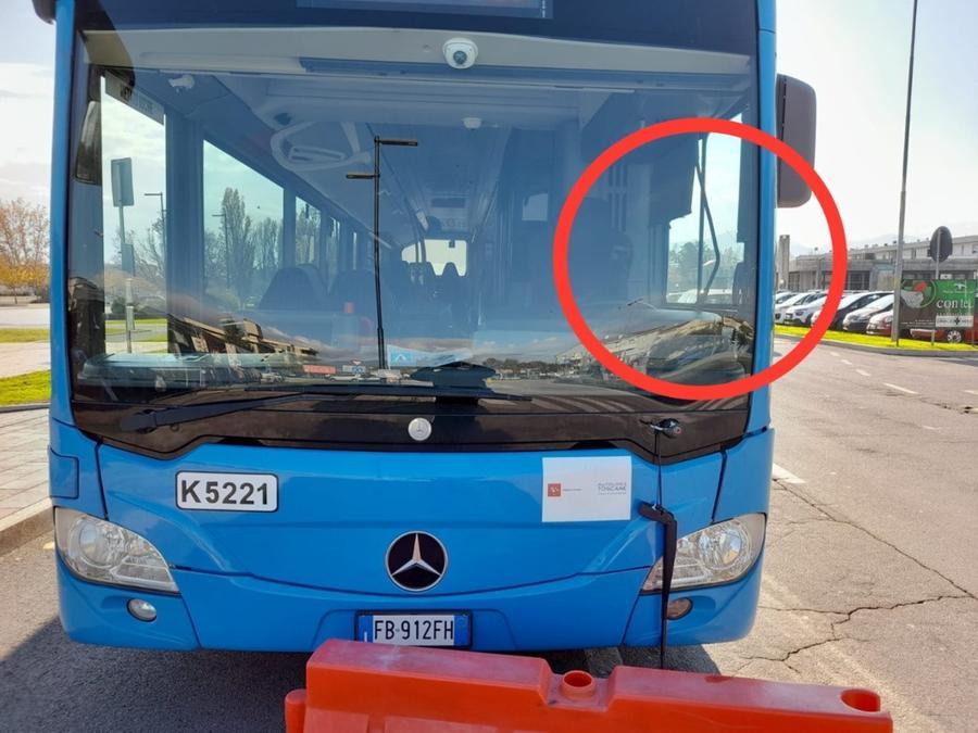 Tenta di aggredire l’autista di un bus e spacca il parabrezza