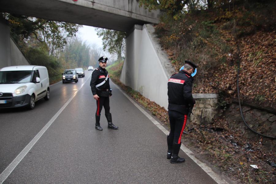 
	I carabinieri sul luogo dell'incidente e il palo piegato dall'impatto con l'auto dei ragazzi

